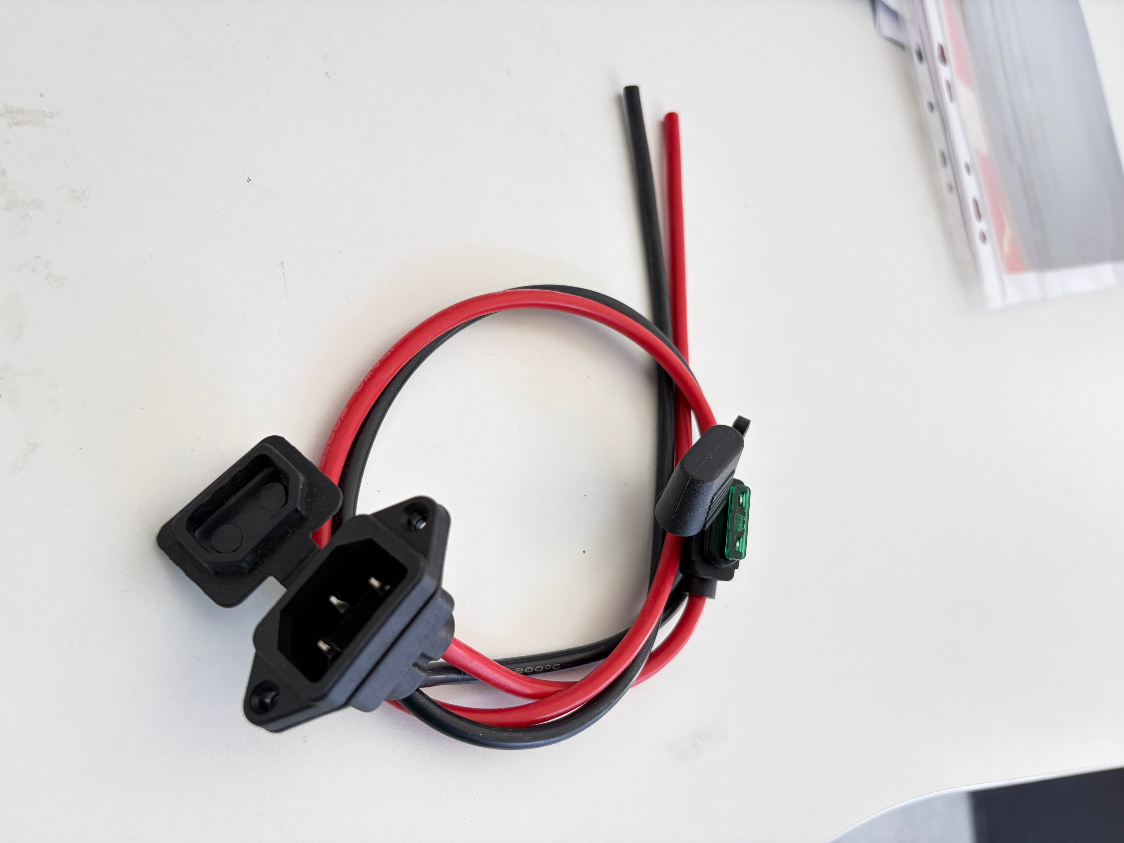 IEC C14 Einbaustecker mit Kabel, Sicherung und Schutzkappe