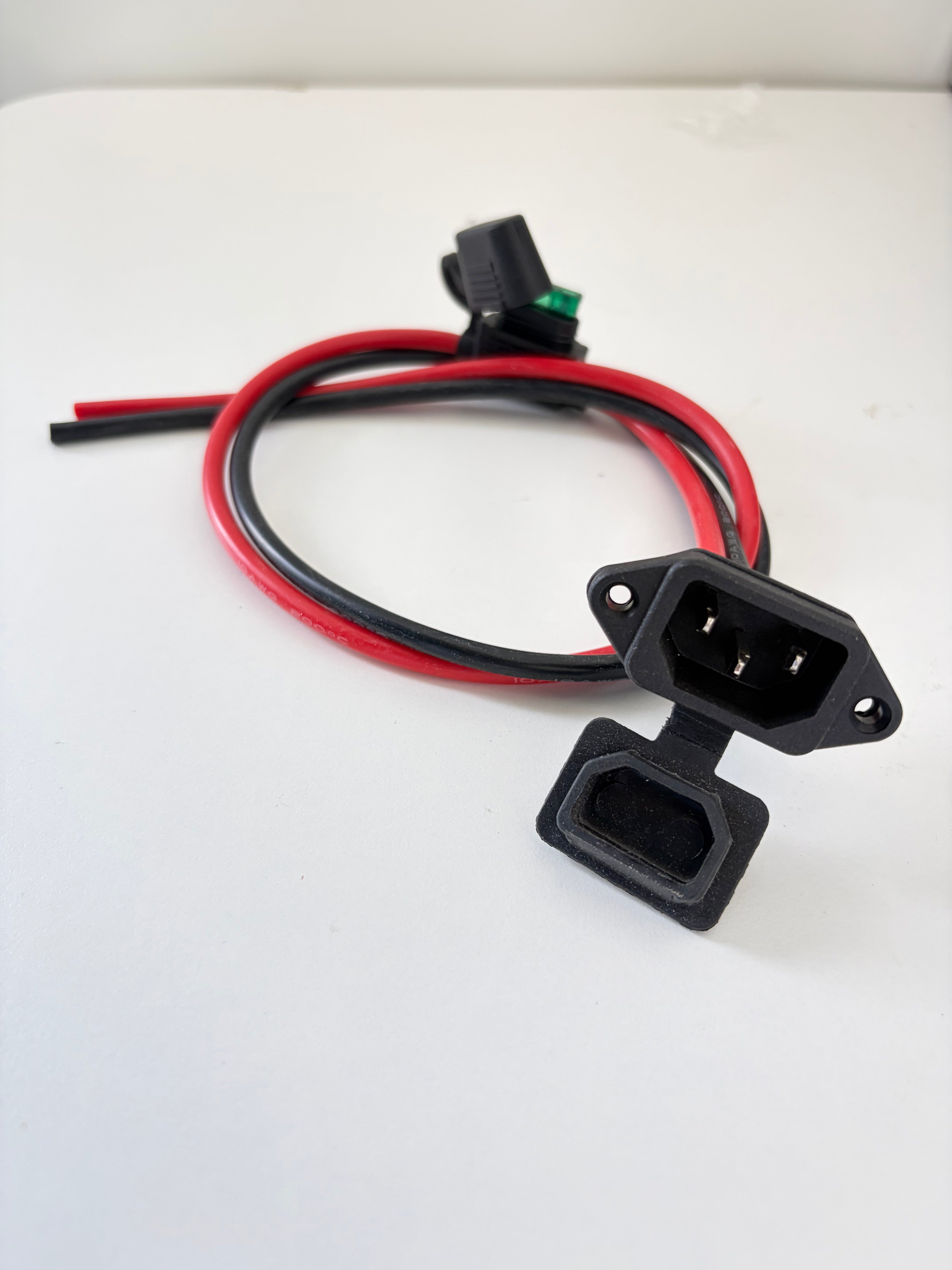 IEC C14 Einbaustecker mit Kabel, Sicherung und Schutzkappe